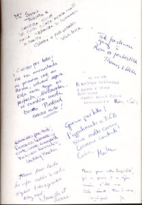 Dediche e ringraziamenti scritti a mano nel libro degli ospiti del B&B Roma Prati