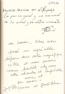 Dediche e ringraziamenti scritti a mano nel libro degli ospiti del B&B Roma Prati