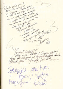Dediche e ringraziamenti scritti a mano nel libro degli ospiti del B&B Roma Prati