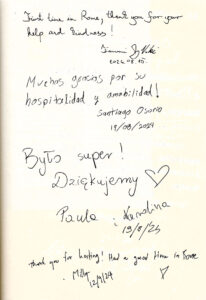Dediche e ringraziamenti scritti a mano nel libro degli ospiti del B&B Roma Prati