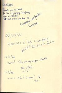 Dediche e ringraziamenti scritti a mano nel libro degli ospiti del B&B Roma Prati