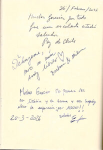 Dediche e ringraziamenti scritti a mano nel libro degli ospiti del B&B Roma Prati
